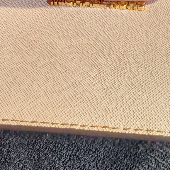 Michael Kors Blush Card Holder with Gold Accents and keychain EUC - Picture 8 of 13